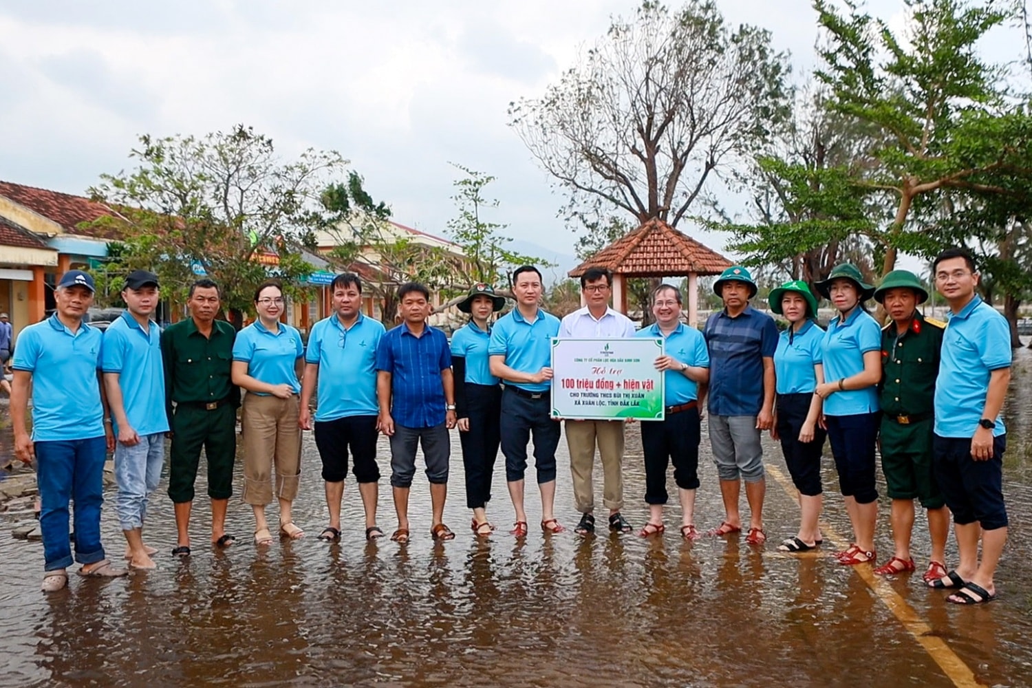 13-BSR trao hỗ trợ số tiền 100 triệu đồng cùng các vật phẩm thiết yếu cho Trường THCS Bùi Thị Xuân