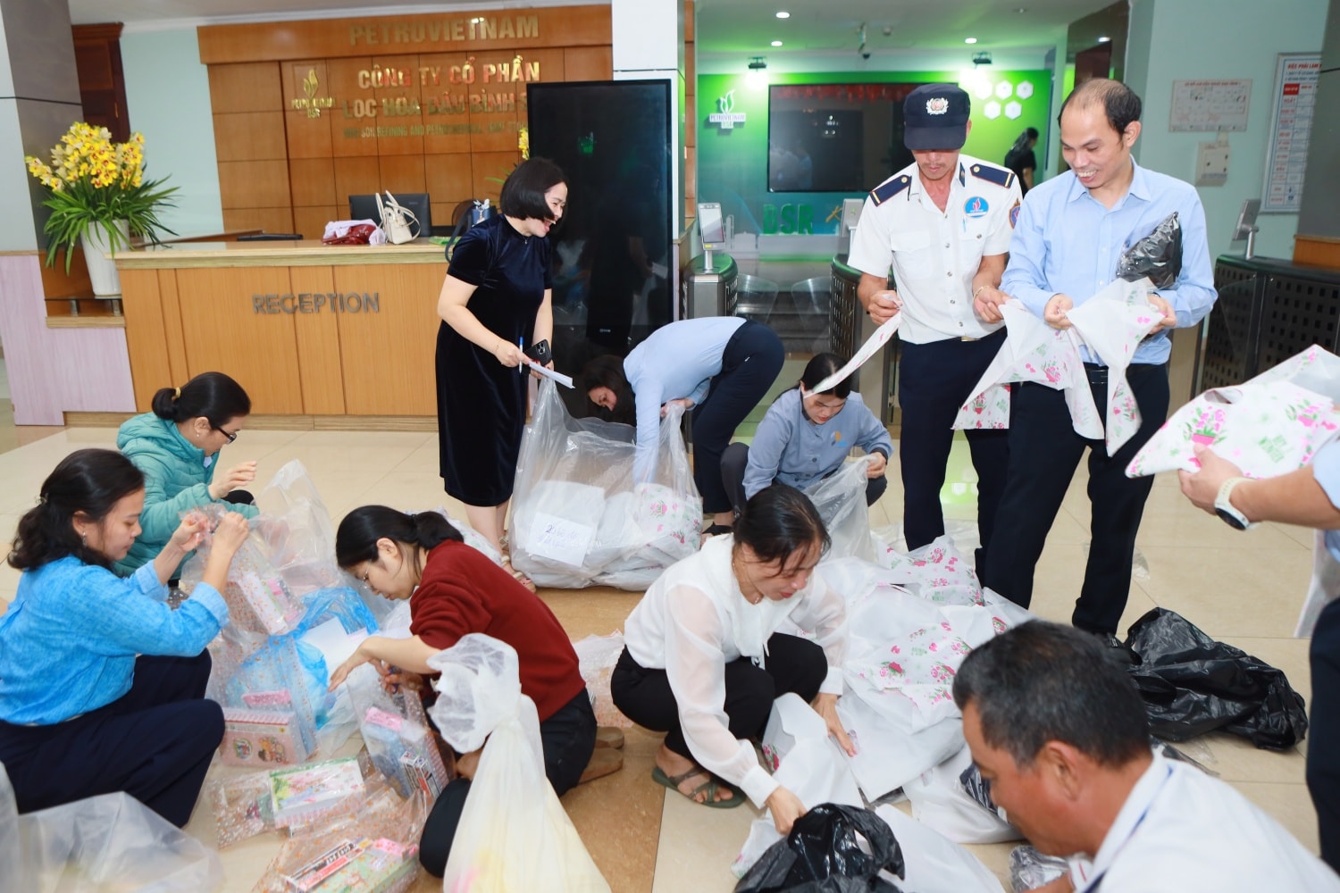 16- Đông đảo CBCNV tham gia đóng gói các phần quà để gửi đến bà con tại các khu vực chịu ảnh hưởng
