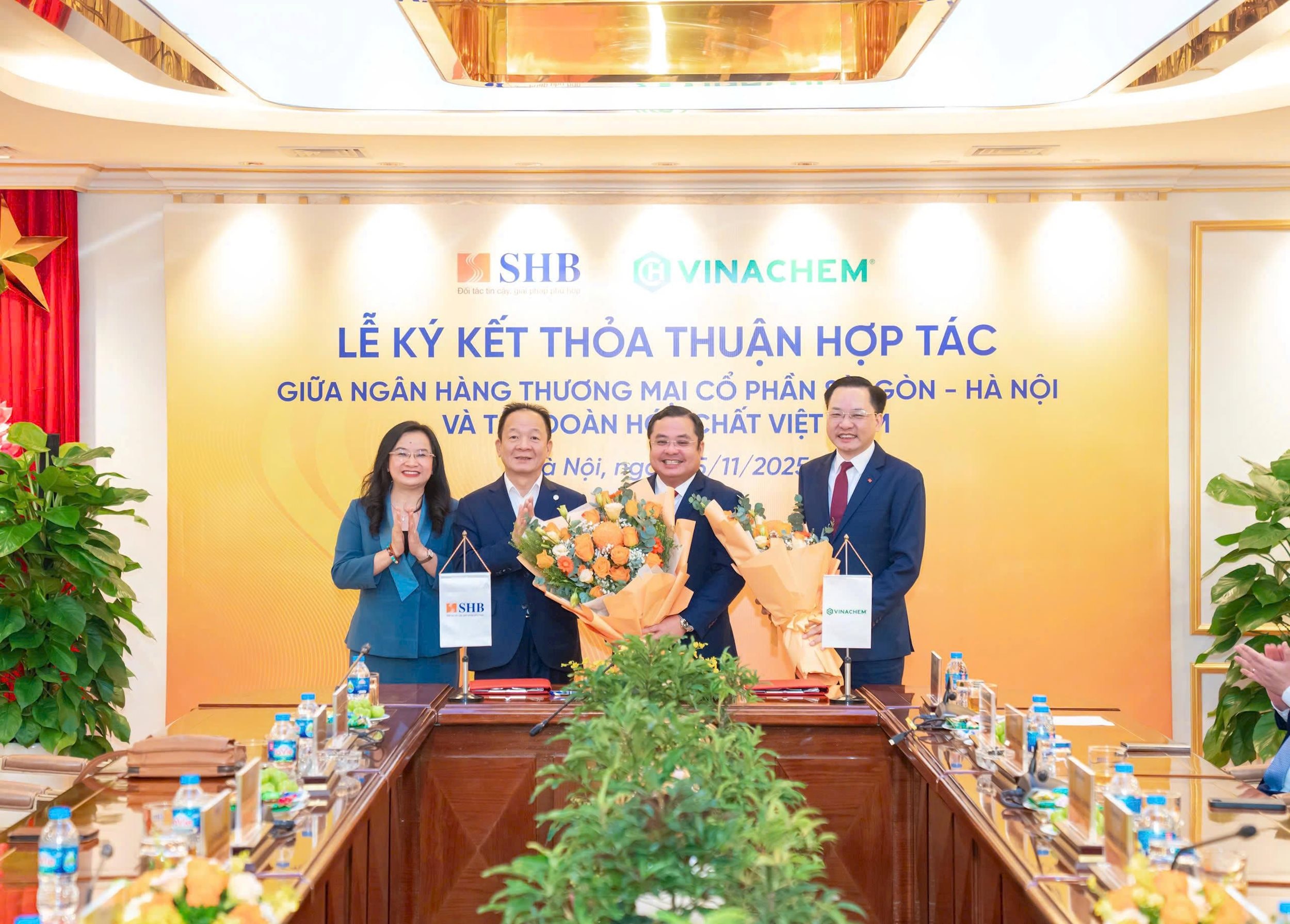 정부 당위원회 위원, 당 비서, 베트남 화학 그룹 이사회 의장인 Phung Quang Hiep 씨와 SHB 은행 이사회 의장인 Do Quang Hien 씨가 행사에 참석했습니다.