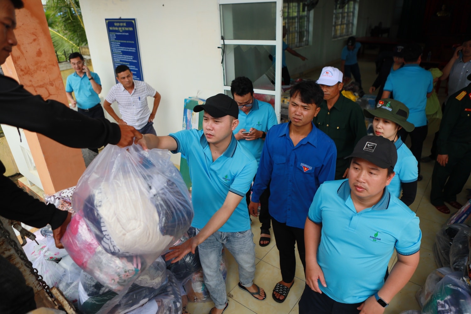 4- Thấu hiểu những mất mát và khó khăn của bà con nhân dân Đắk Lắk, BSR đã nhanh chóng phát động chương trình kêu gọi CBCNV quyên góp, chung tay hỗ trợ người dân bị ảnh hưởng bởi mưa lũ. Ảnh BSR