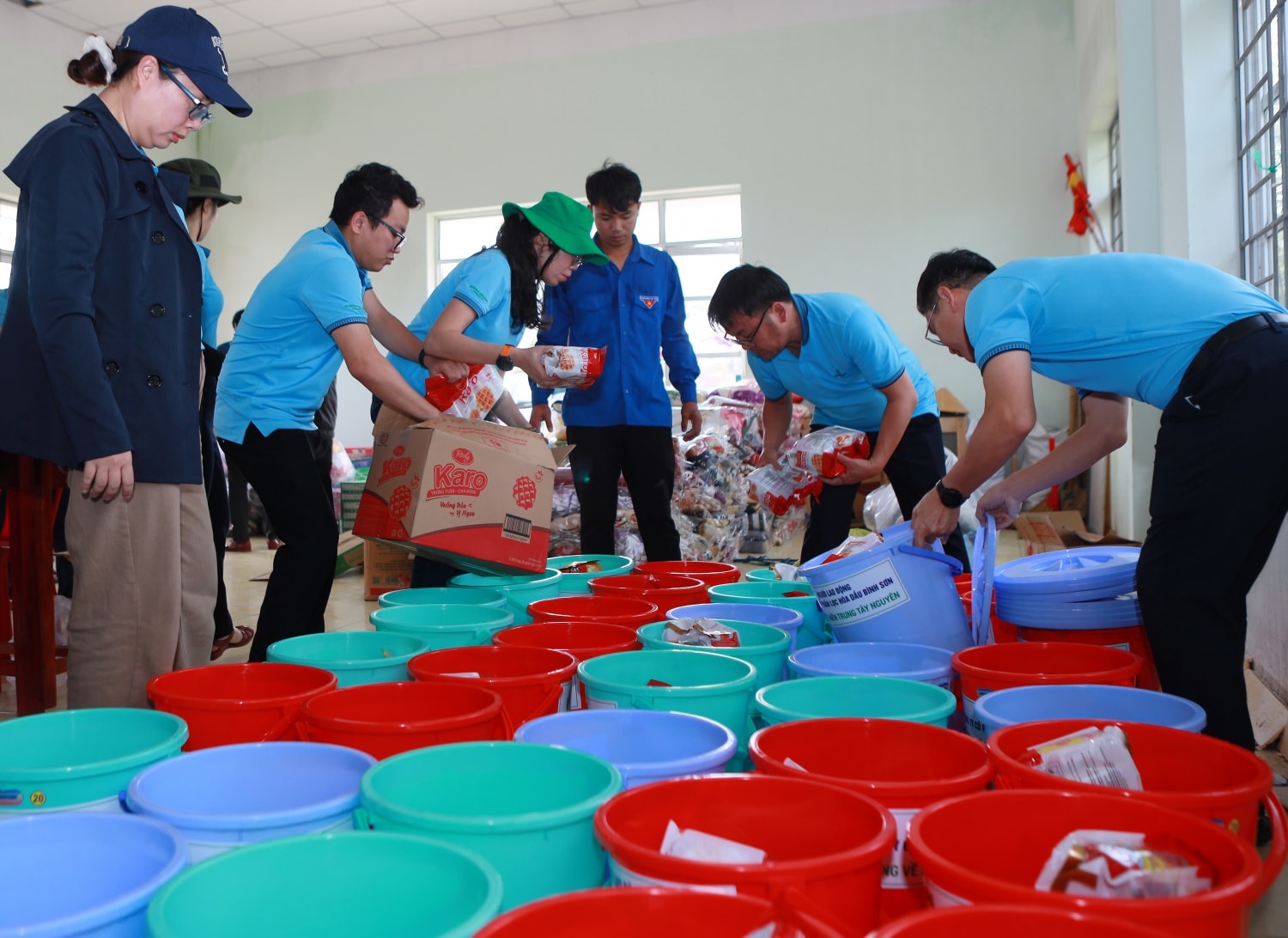 5-CBCNV BSR chuẩn bị những phần quà gồm vật dụng thiết yếu, bánh, sữa, gạo, nước uống, mùng mền… để hỗ trợ các hộ gia đình khó khăn. Ảnh BSR