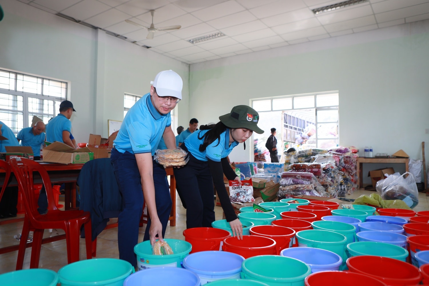 6- Các phần quà được BSR đóng gói trong thùng nhựa để chống ẩm, đảm bảo an toàn khi vận chuyển qua vùng ngập lụt và còn có thể tái sử dụng lâu dài. Ảnh BSR