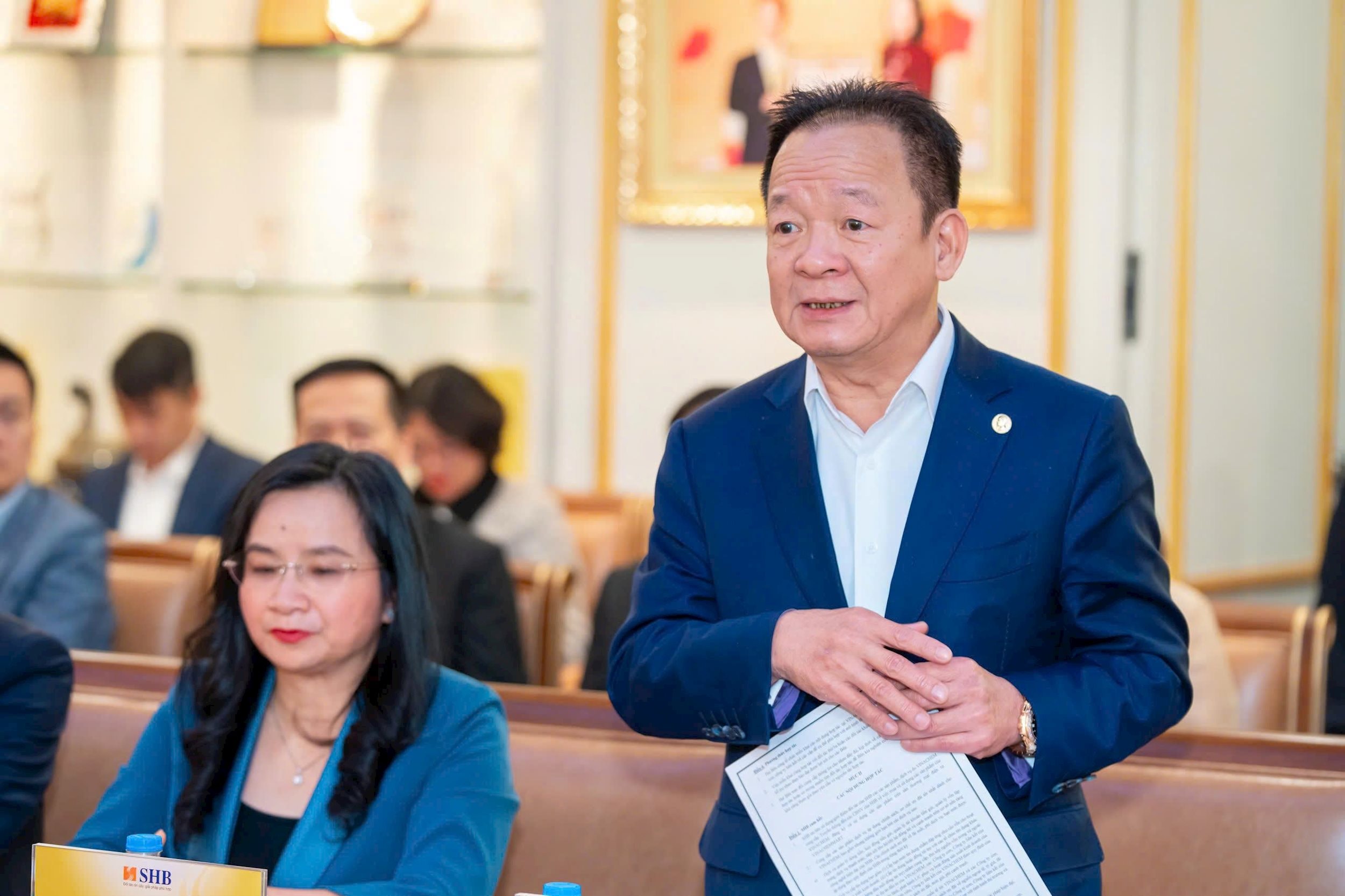 SHB 이사회 의장 Do Quang Hien이 서명식에서 공유했습니다.