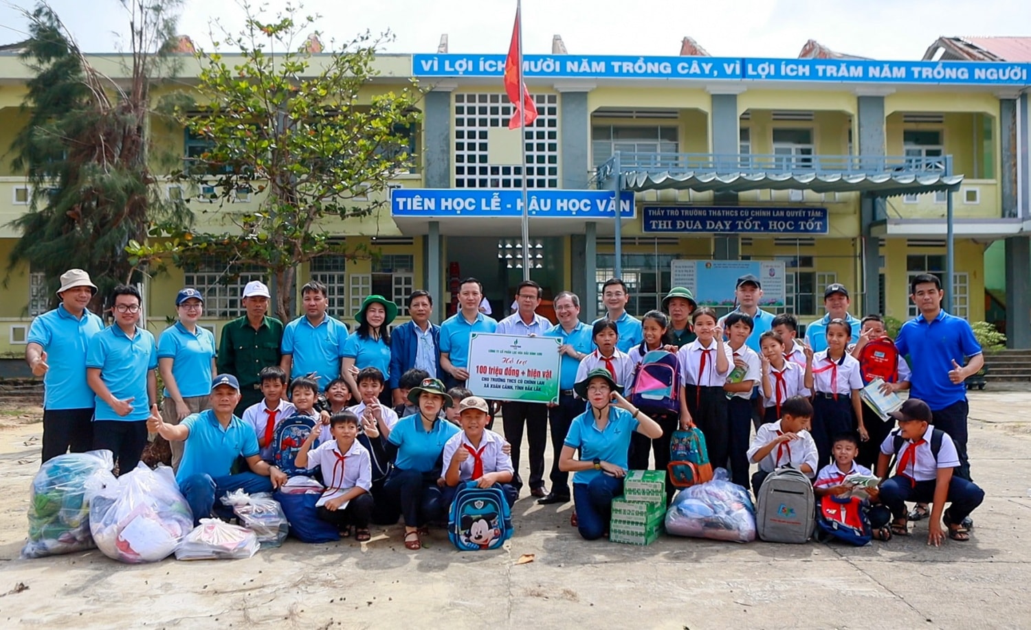 9- BSR cũng đã trao hỗ trợ tổng cộng 350 triệu đồng cho 7 trường học cùng các phần quà thiết yếu cho các em học sinh