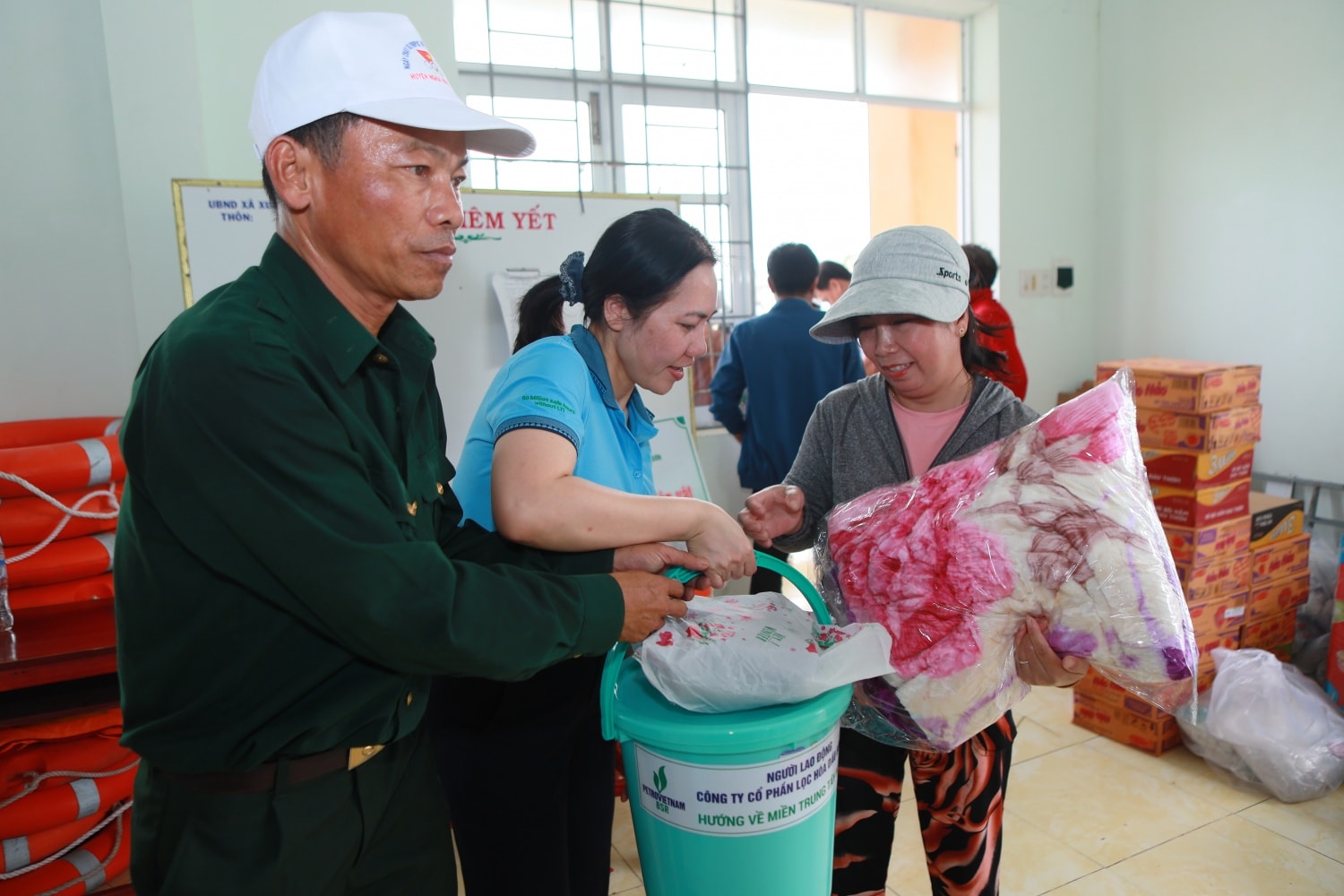 8-Trong đợt hỗ trợ lần này, BSR đã trao hơn 200 suất quà cho người dân tại xã Xuân Cảnh và xã Xuân Lộc; đồng thời trao hơn 450 vật dụng học tập cho học sinh tại 7 điểm trường thuộc Xuân Cảnh, Xuân Lộc, Đông Hòa,