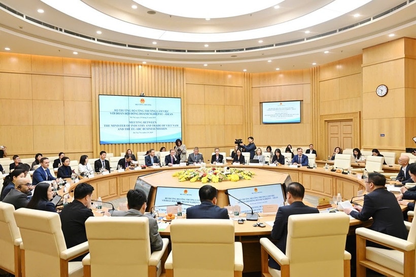 The meeting between leaders of the Ministry of Industry and Trade and the EU-ABC delegation in Hanoi on November 25 (Photo: Ministry of Industry and Trade)