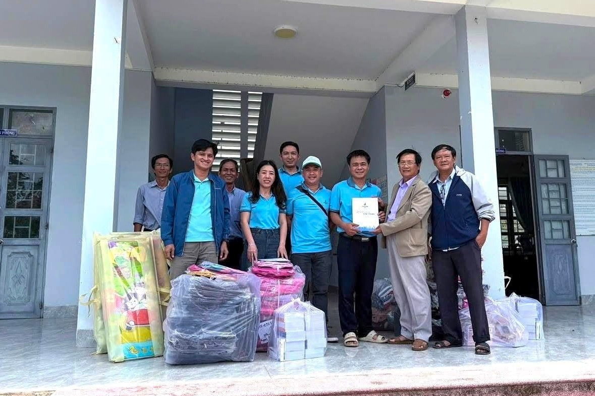 15-Đoàn hỗ trợ của BSR trao số tiền 30 triệu đồng và các vật phẩm thiết yếu cho Trường THPT Võ Thị Sáu (xã Tuy An Đông). Đồng thời, đoàn cứu trợ BSR cũng đã đến các điểm trường THPT Lê Hồng Phong (phường Tây Hòa)
