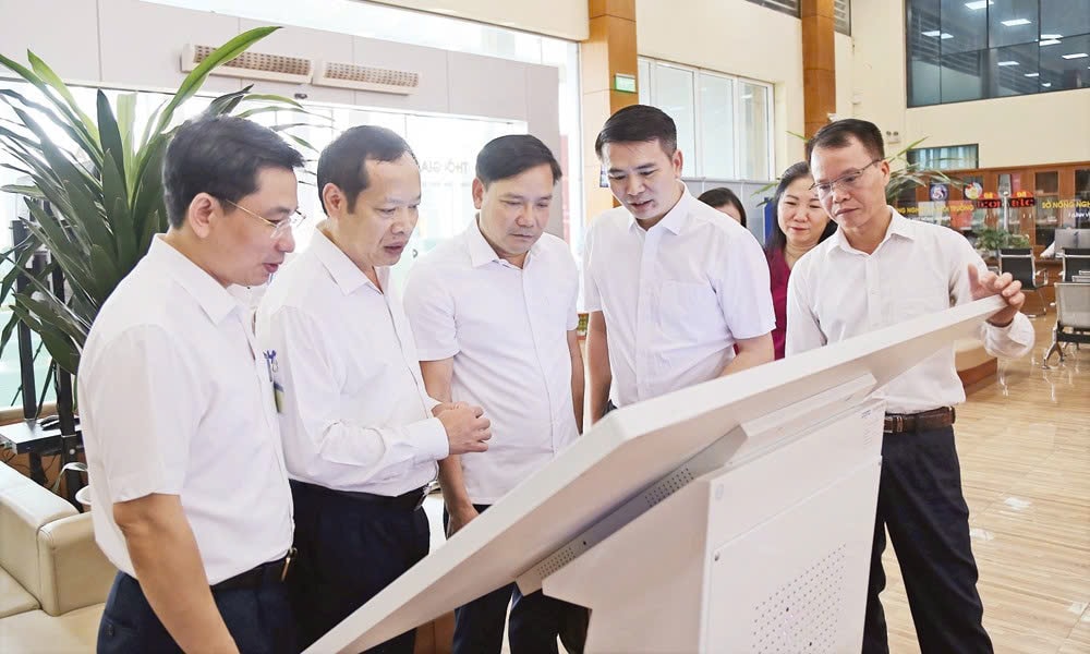 Phó Chủ tịch HĐND tỉnh Nghiêm Xuân Hưởng (thứ hai, từ trái sang), Ban Pháp chế, HĐND tỉnh kiểm tra cơ sở vật chất, quy trình giải quyết thủ tục hành chính tại Trung tâm Phục vụ hành chính công tỉnh.