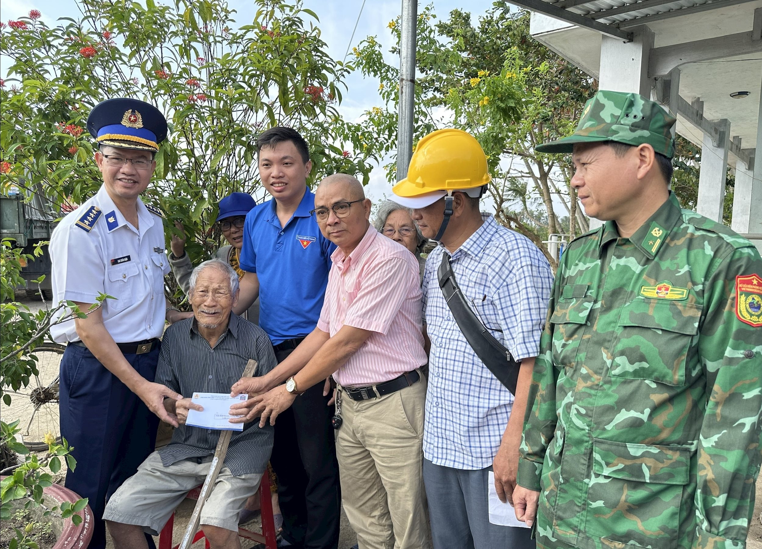 Tặng quà cho bad con nhâ dân xã Tây An Đông, tỉnh Đắc Lắk