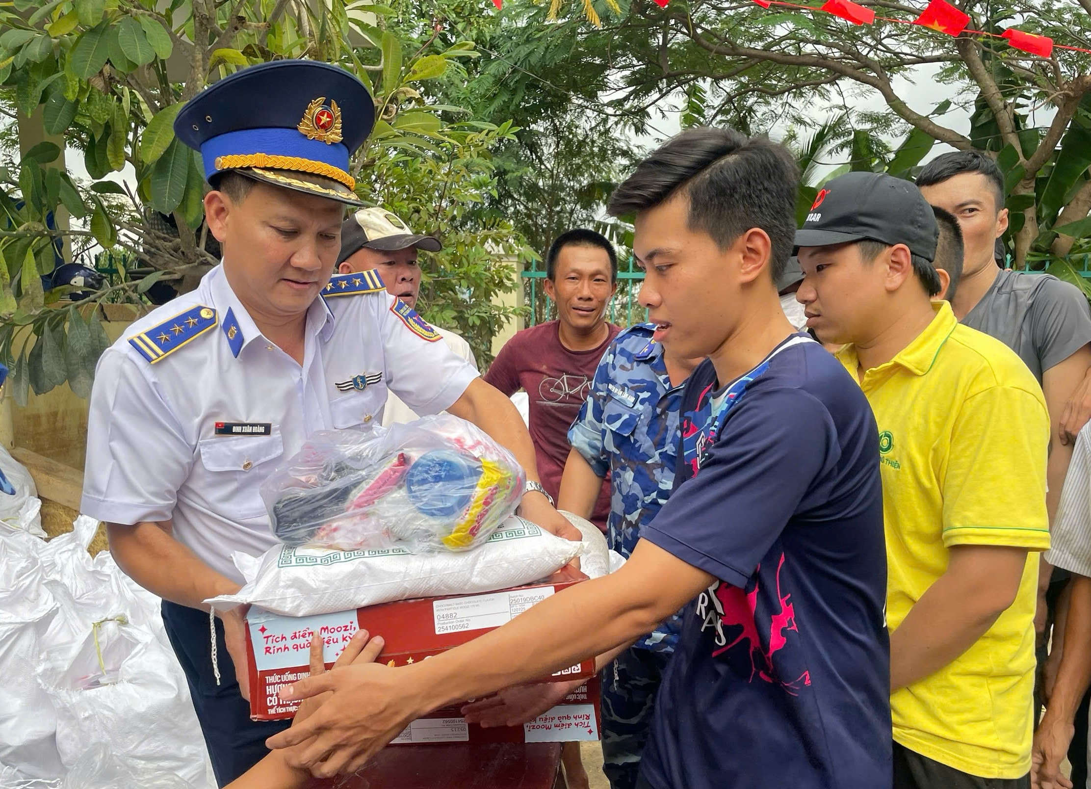 Trao quà cho bà con nhân dân Khánh Hòa