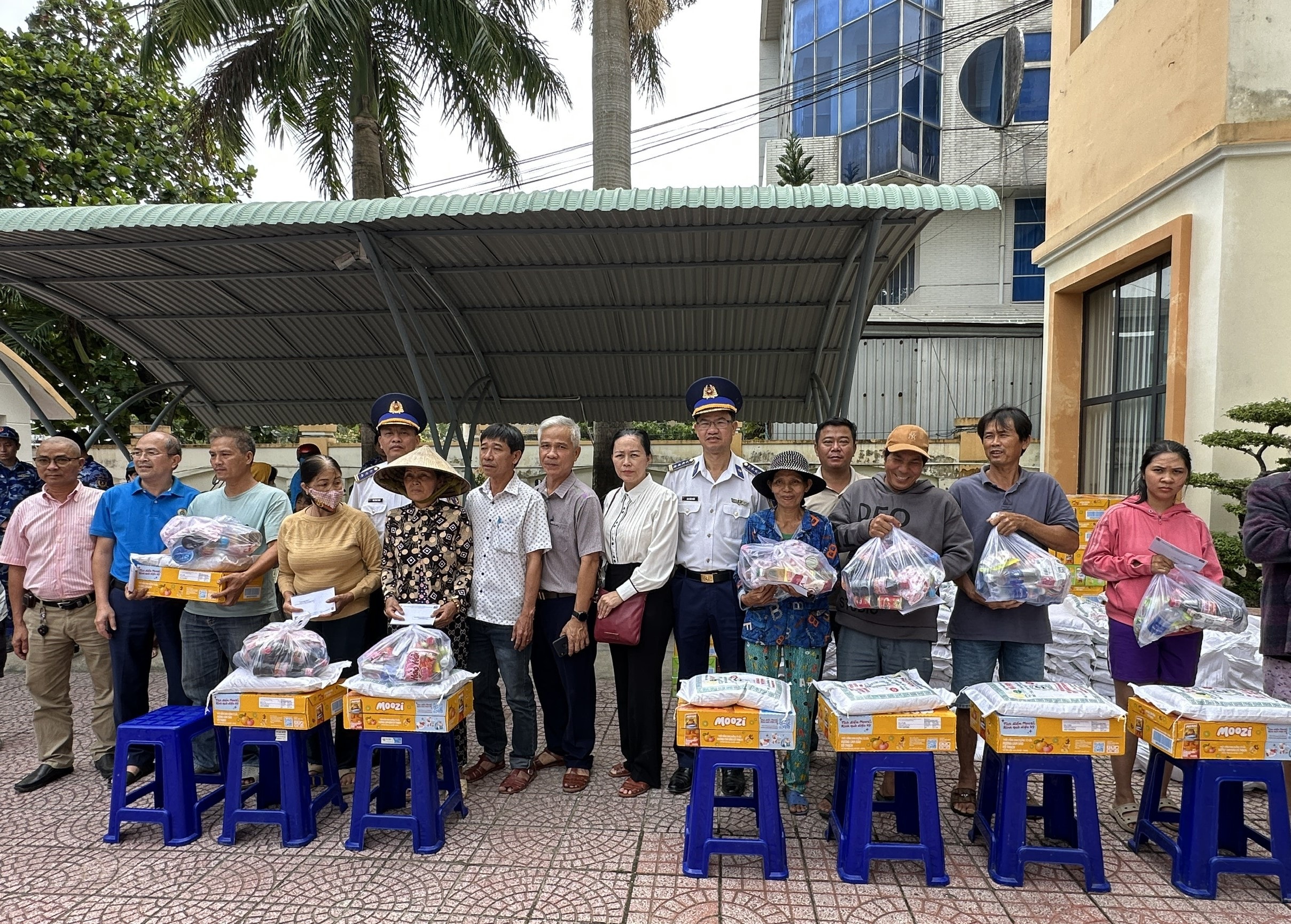 Trao quà cho bà con nhân dân phường Tuy hòa, tỉnh Đắc Lắk