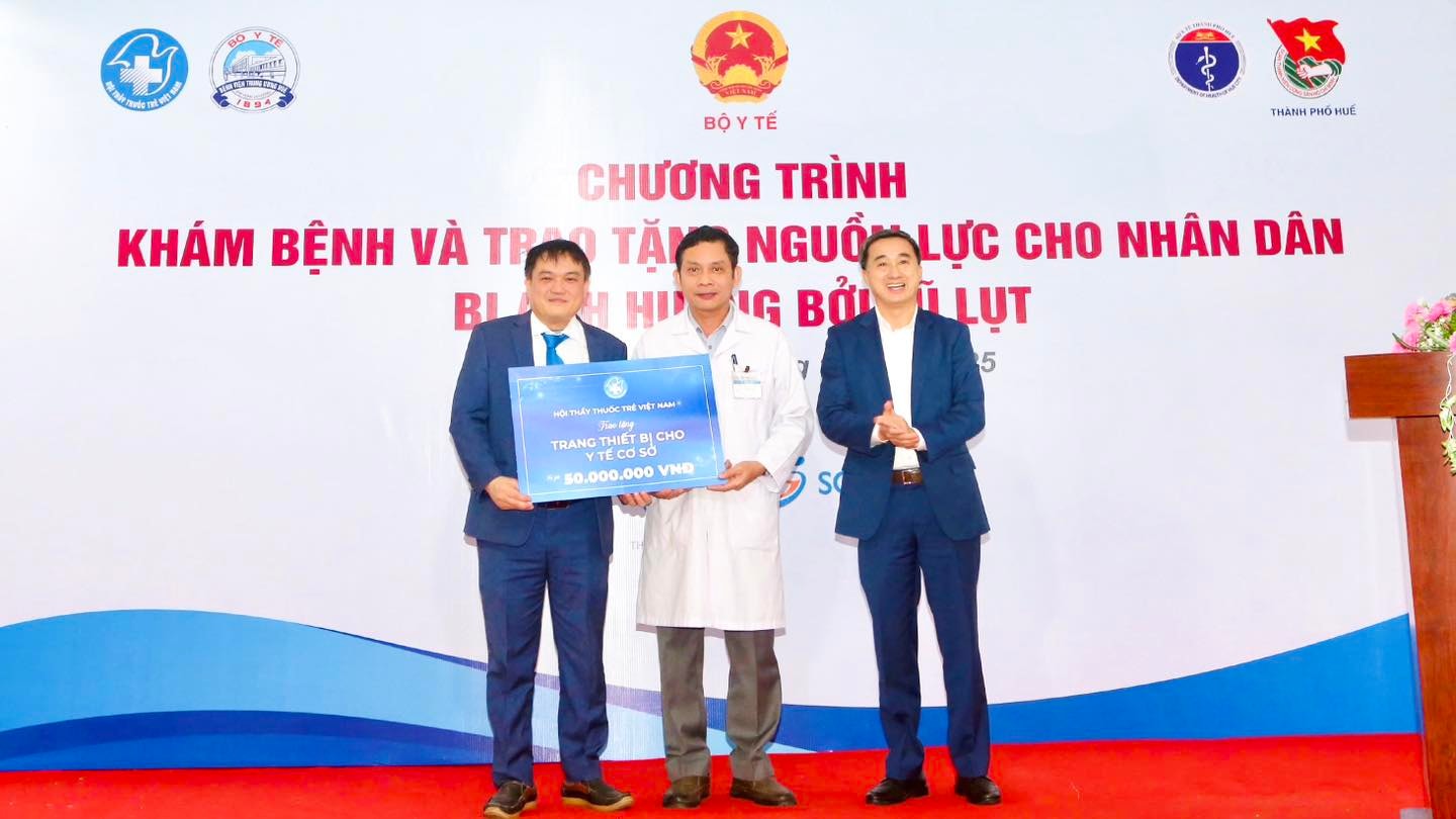 GS.TS Trần Văn Thuấn - Thứ trưởng Bộ Y tế, Chủ tịch Hội đồng Y khoa Quốc gia cùng Hội Thầy thuốc trẻ Việt Nam trao tặng thuốc, trang thiết bị cho trạm y tế cơ sở