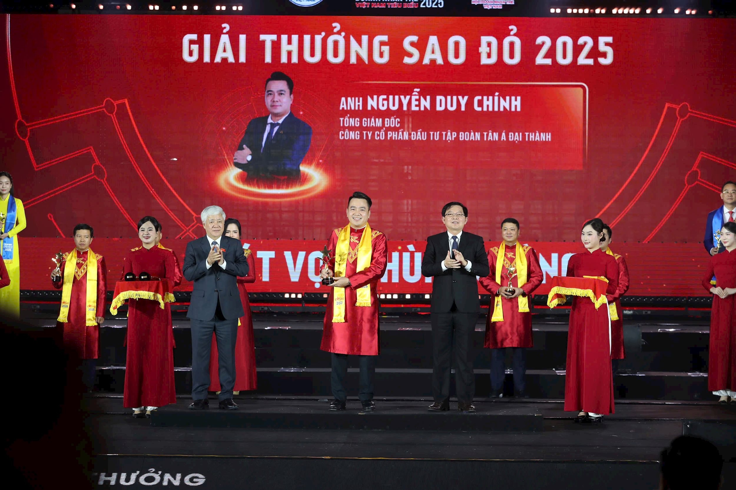 Phó Chủ tịch Thường trực Quốc hội Đỗ Văn Chiến và Phó Thủ tướng Chính phủ Hồ Quốc Dũng trao giải Doanh nhân Sao đỏ năm 2025 cho ông Nguyễn Duy Chính - Tổng Giám đốc Tập đoàn Tân Á Đại Thành.