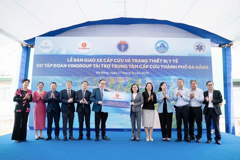 Đại diện Vingroup trao tặng 15 xe cứu thương cùng trang thiết bị y tế hiện đại.