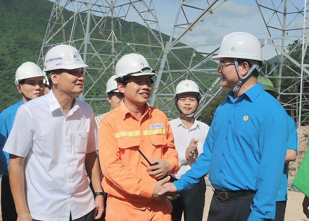 chu-tich-tong-lien-doan-lao-dong-viet-nam-dong-vien-nguoi-lao-dong-tren-cac-cong-truong-trong-diem-nuoc-rut-18.jpg