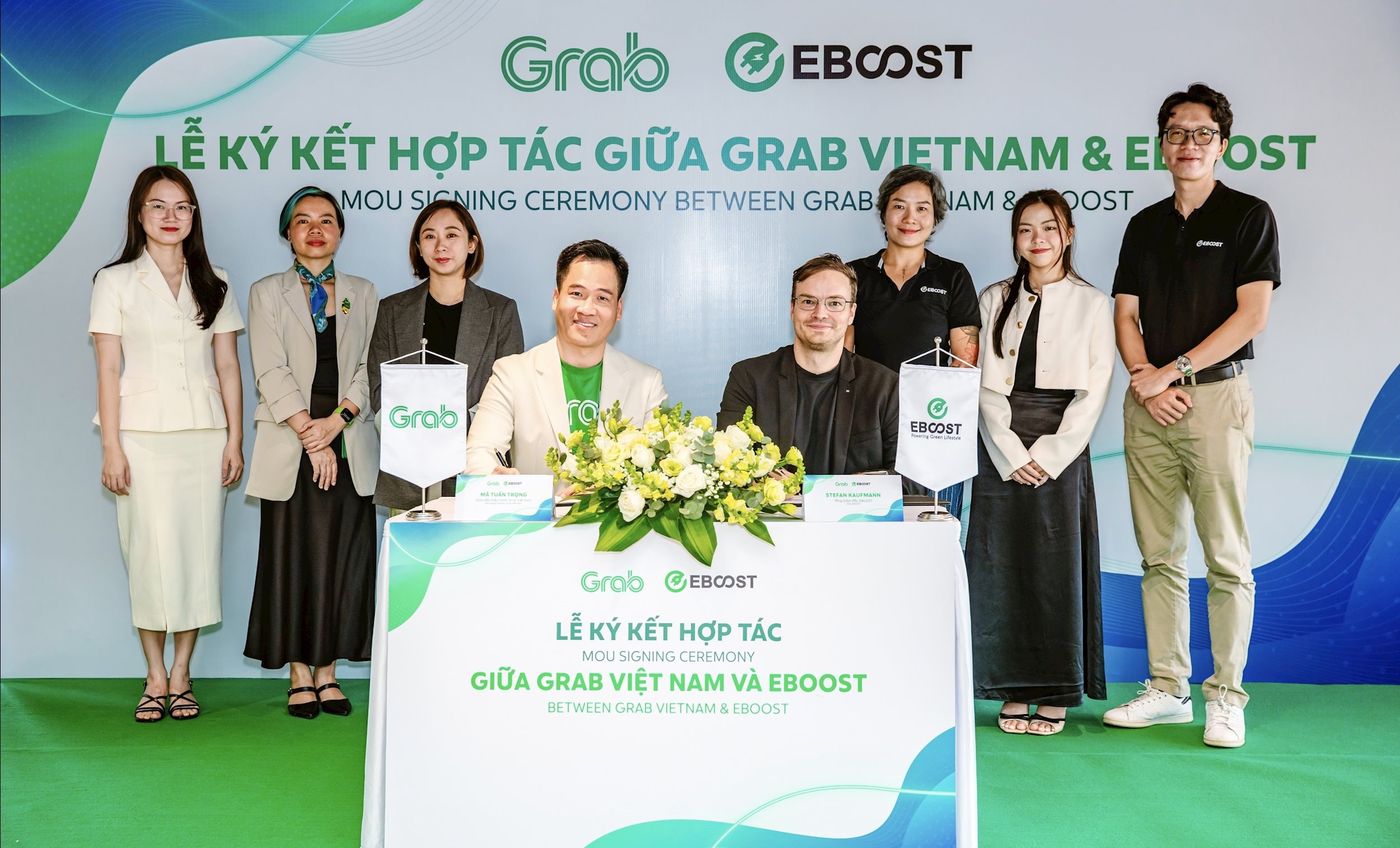 Đại diện Grab Việt Nam và EBOOST kí thoả thuận hợp tác