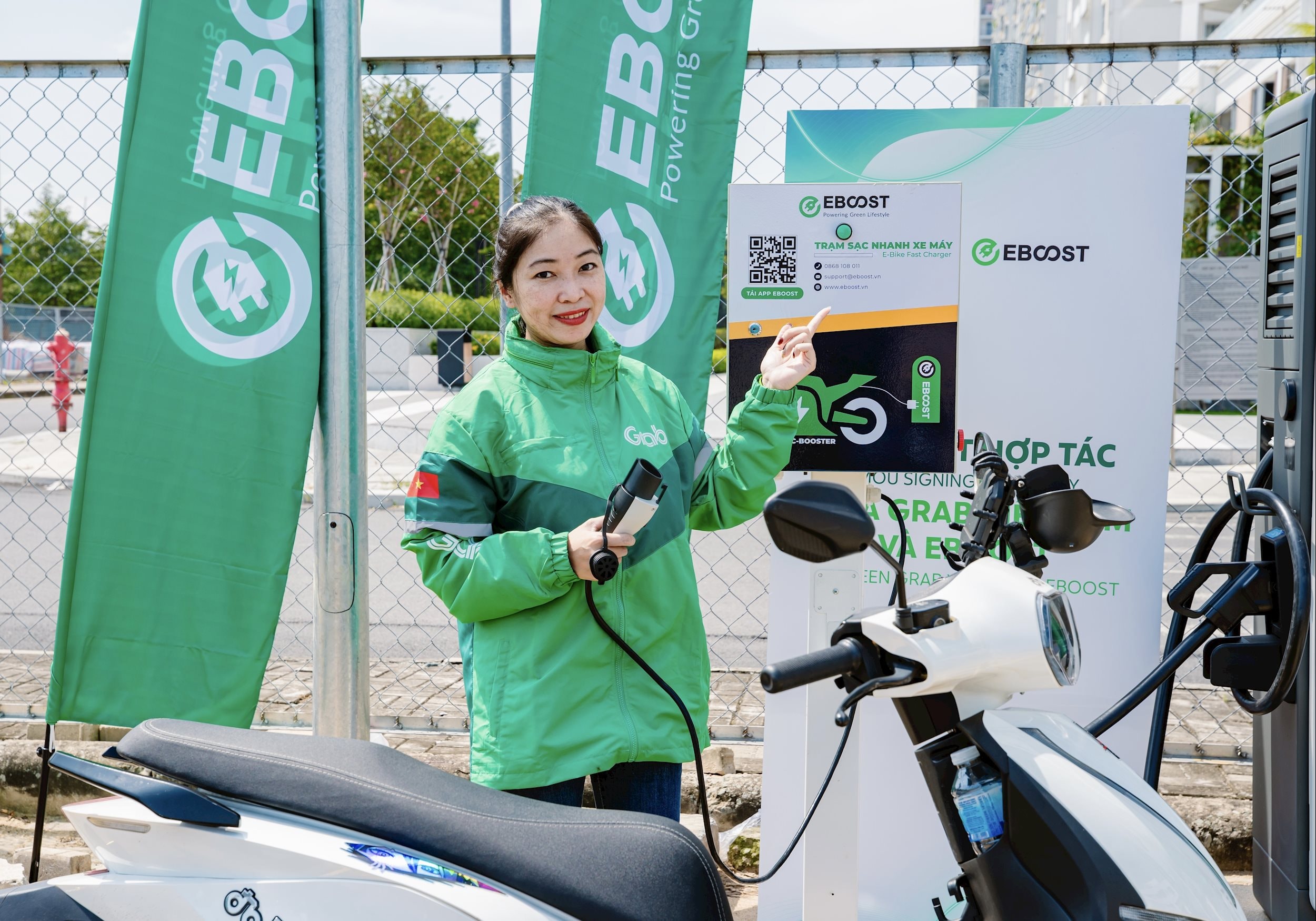 Đối tác tài xế Grab dễ dàng tiếp cận mạng lưới trạm sạc xe điện của EBOOST