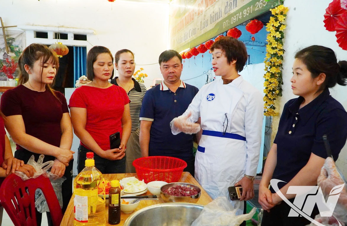 دانش‌آموزان اقلیت‌های قومی در یک کلاس آموزشی فرآوری مواد غذایی در دهکده آئو لاک، بخش فو لونگ، که توسط مرکز آموزش حرفه‌ای و آموزش مداوم فو لونگ برگزار شده است، شرکت می‌کنند.