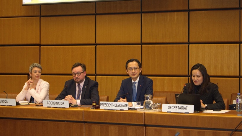 Ambassador Do Hung Viet (second from right), Permanent Representative of Vietnam to the United Nations and President-designate of the 11th Review Conference (RevCon 11) of the Treaty on the Non-Proliferation of Nuclear Weapons (NPT), chairs regional group consultations. (Photo: VNA)