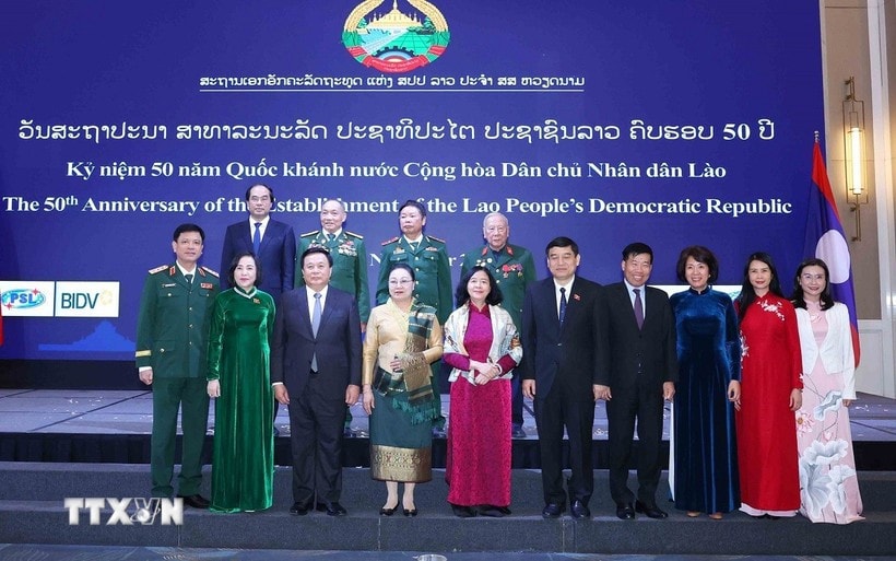 Officials pose for a photo at the banquet on November 26. (Photo: VNA)