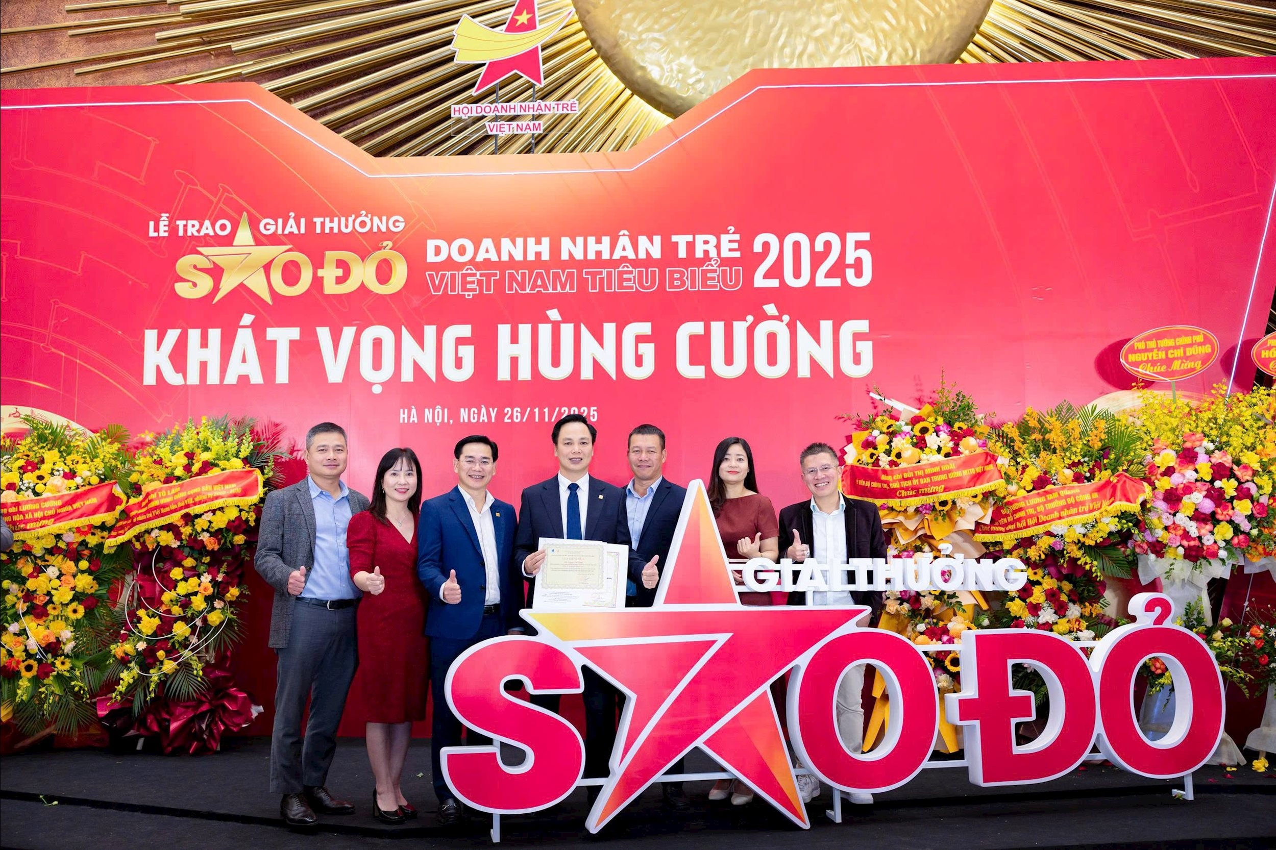 Sr. Nguyen Van Luyen, Director General de UDIC Corporation (de pie en el centro), en la ceremonia de entrega del Premio Estrella Roja al Joven Emprendedor Destacado 2025