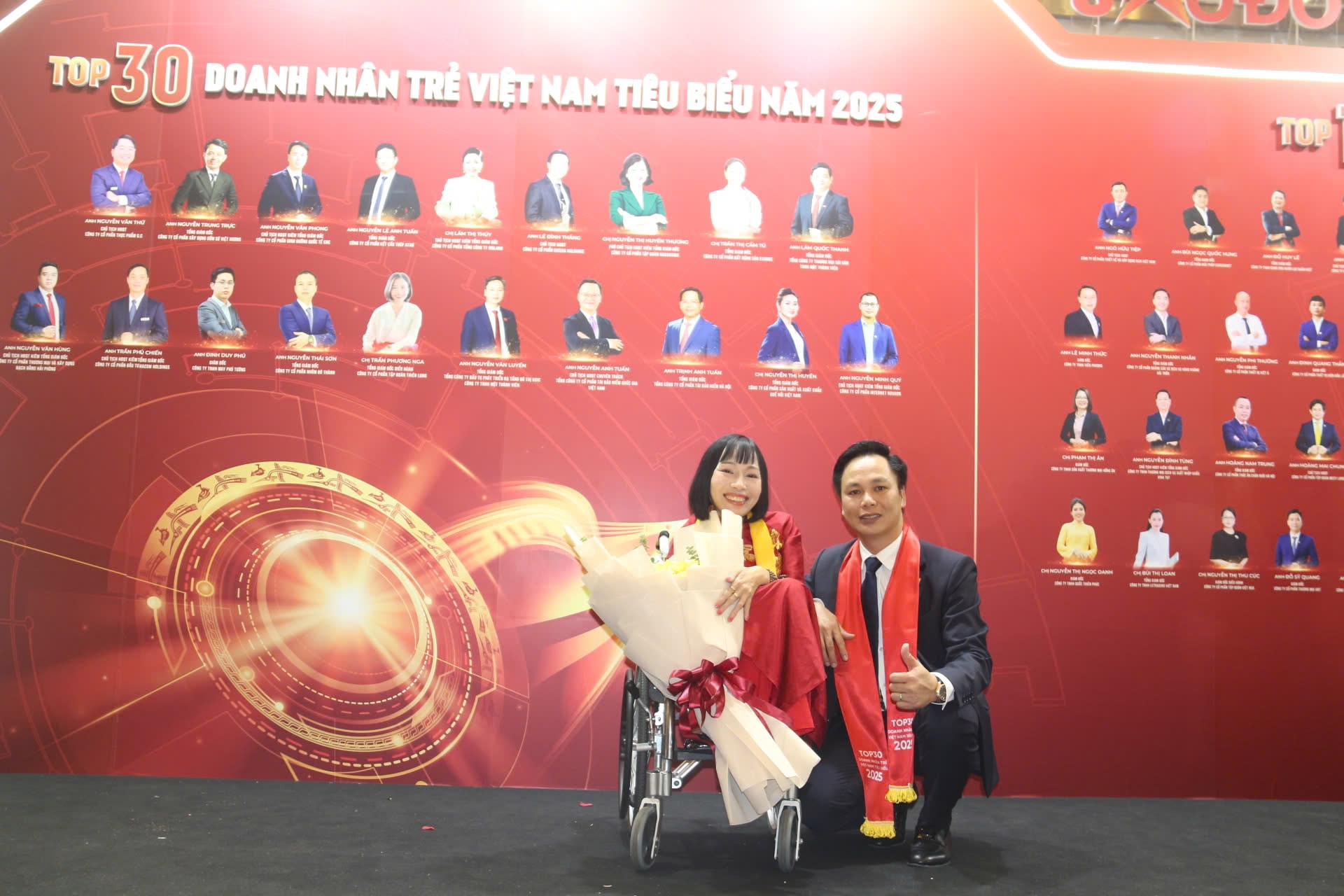 El Director General Nguyen Van Luyen se tomó una foto con la Estrella Roja Honoraria, la Sra. Lam Thi Nga, Directora de Ba Banh Ha Nam Company Limited