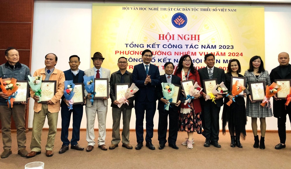 vna-potal-61-tac-gia-nhan-giai-thuong-van-hoc-nghe-thuat-cac-dan-toc-thieu-so-viet-nam-7153041-2591.jpg