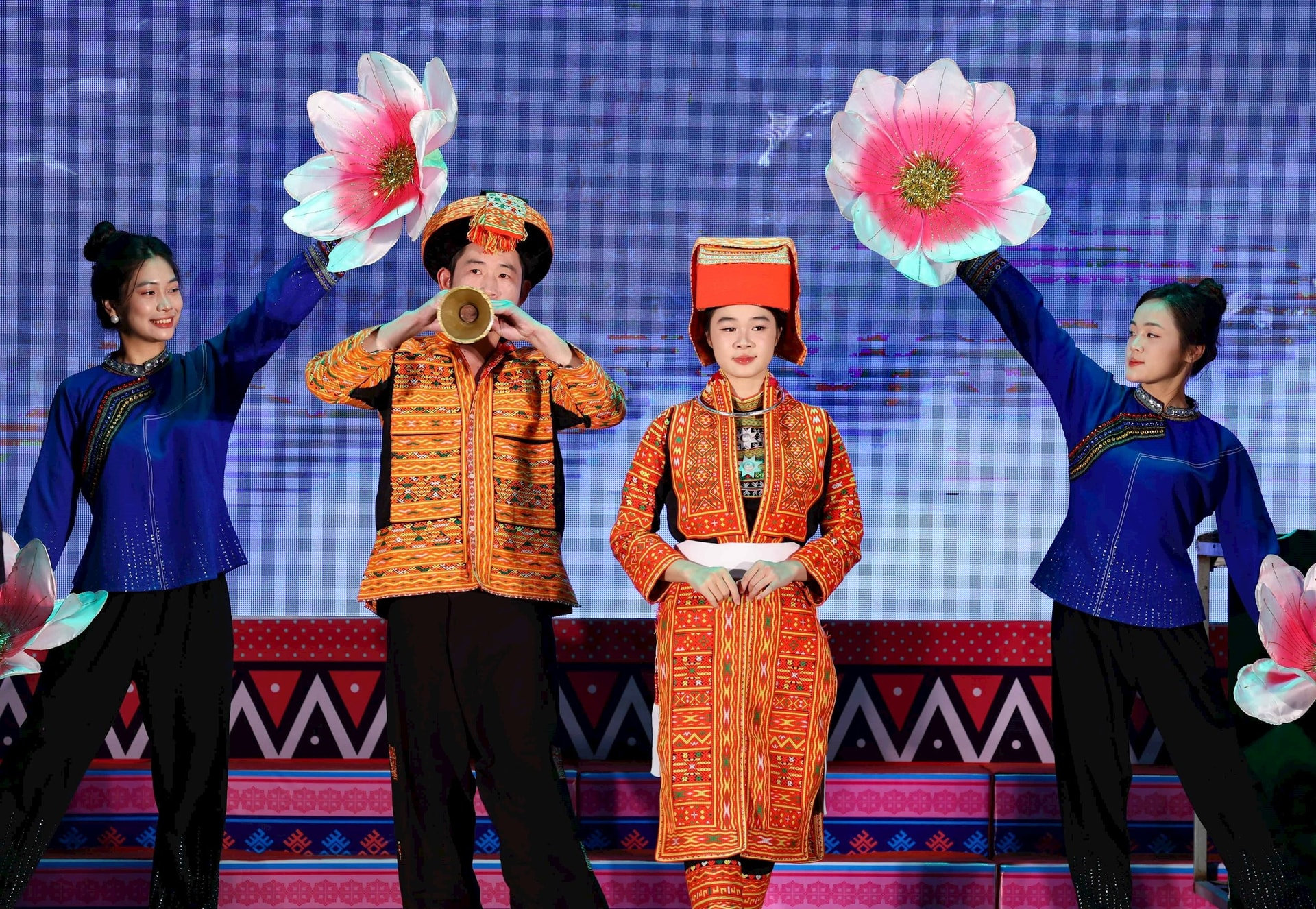 vna_potal_lien_hoan_van_nghe_quan_chung_va_trinh_dien_trang_phuc_cac_dan_toc_vung_dong_bac_7684937.jpg