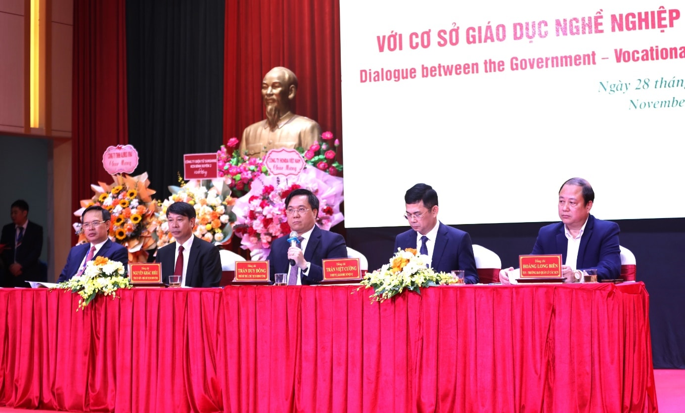 Phu Tho ili ve ilçelerindeki Halk Komitesi liderleri bir araya gelerek soruları yanıtladılar.