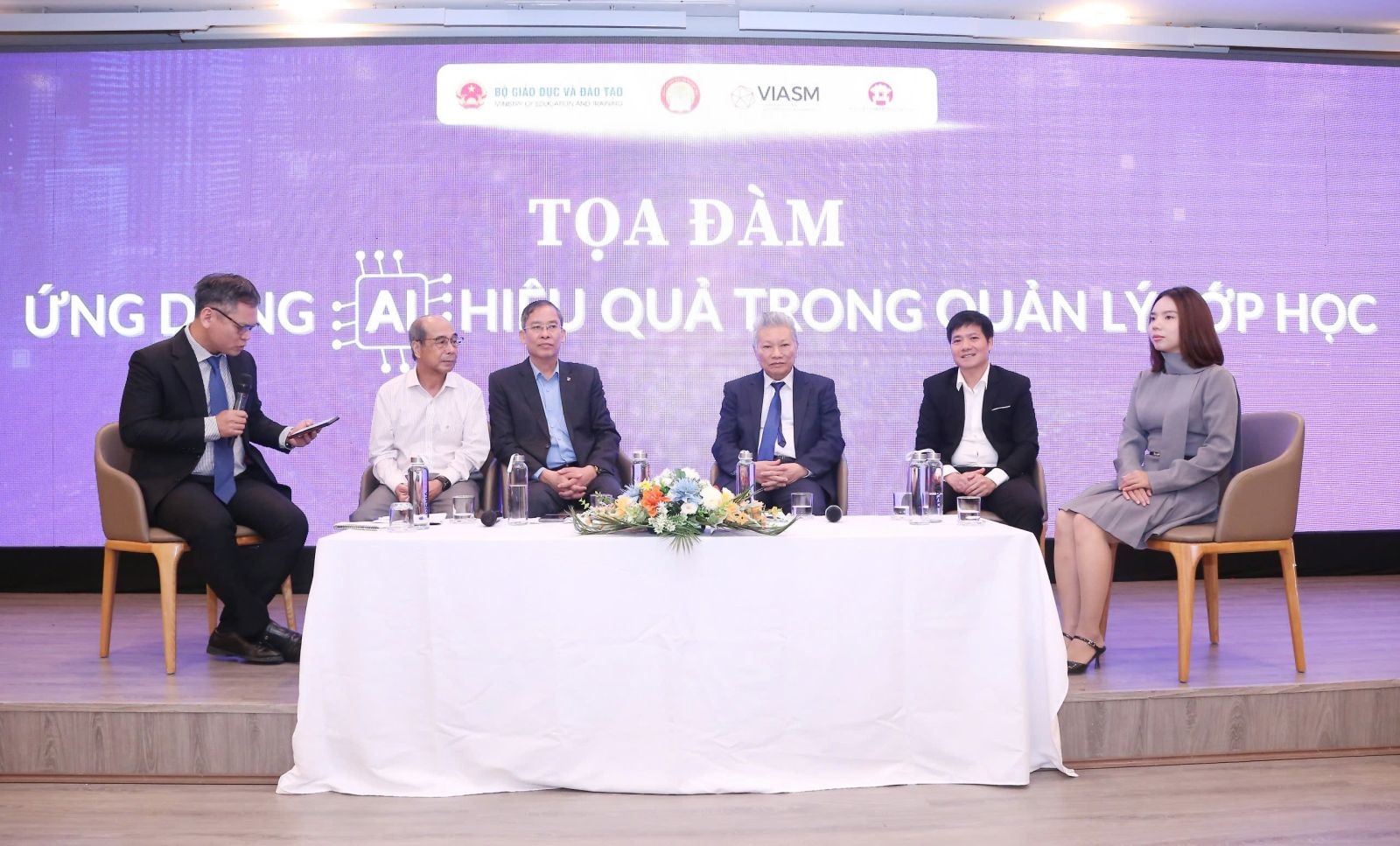 Toạ đàm “Ứng dụng AI hiệu quả trong quản lí lớp học” được tổ chức với sự tham gia của các chuyên gia, nhà quản lí giáo dục - Ảnh: Moet