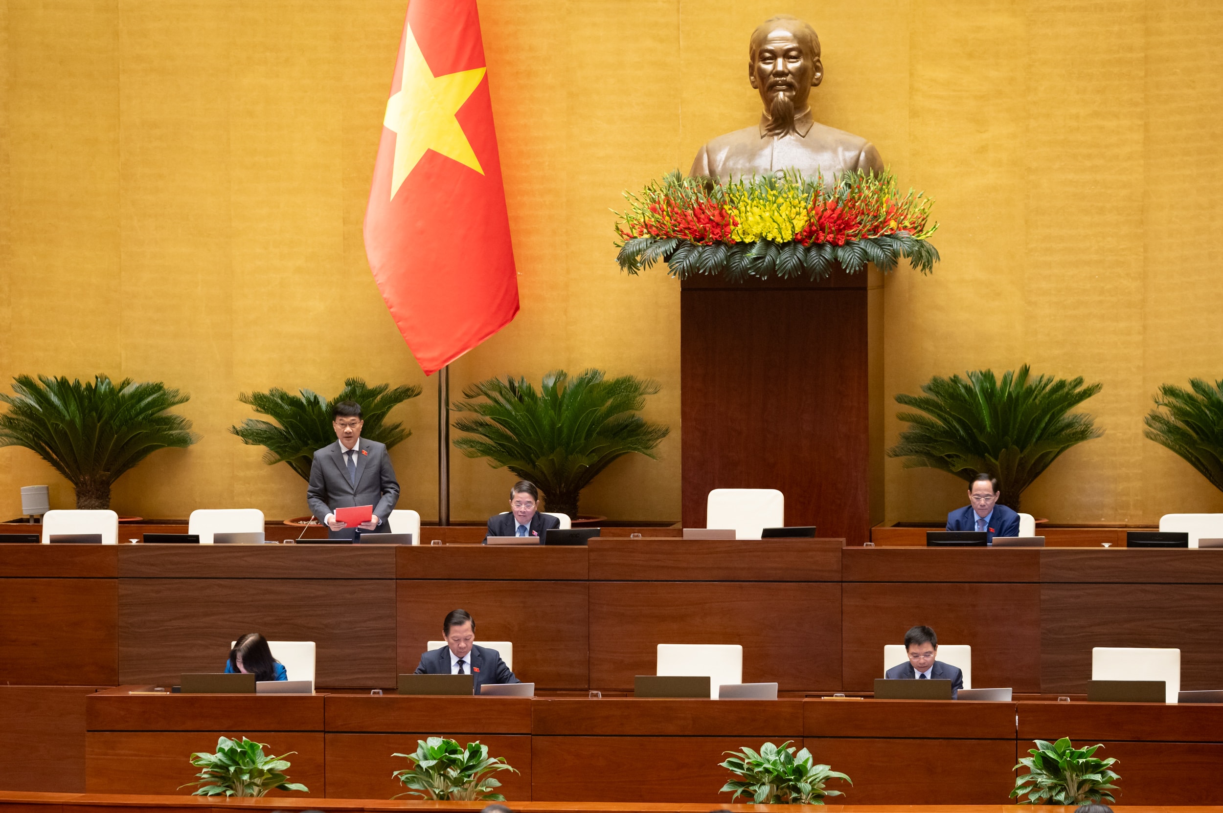 Phó Chủ tịch Quốc hội Vũ Hồng Thanh điều hành nội dung phiên thảo luận. Ảnh: Phạm Thắng