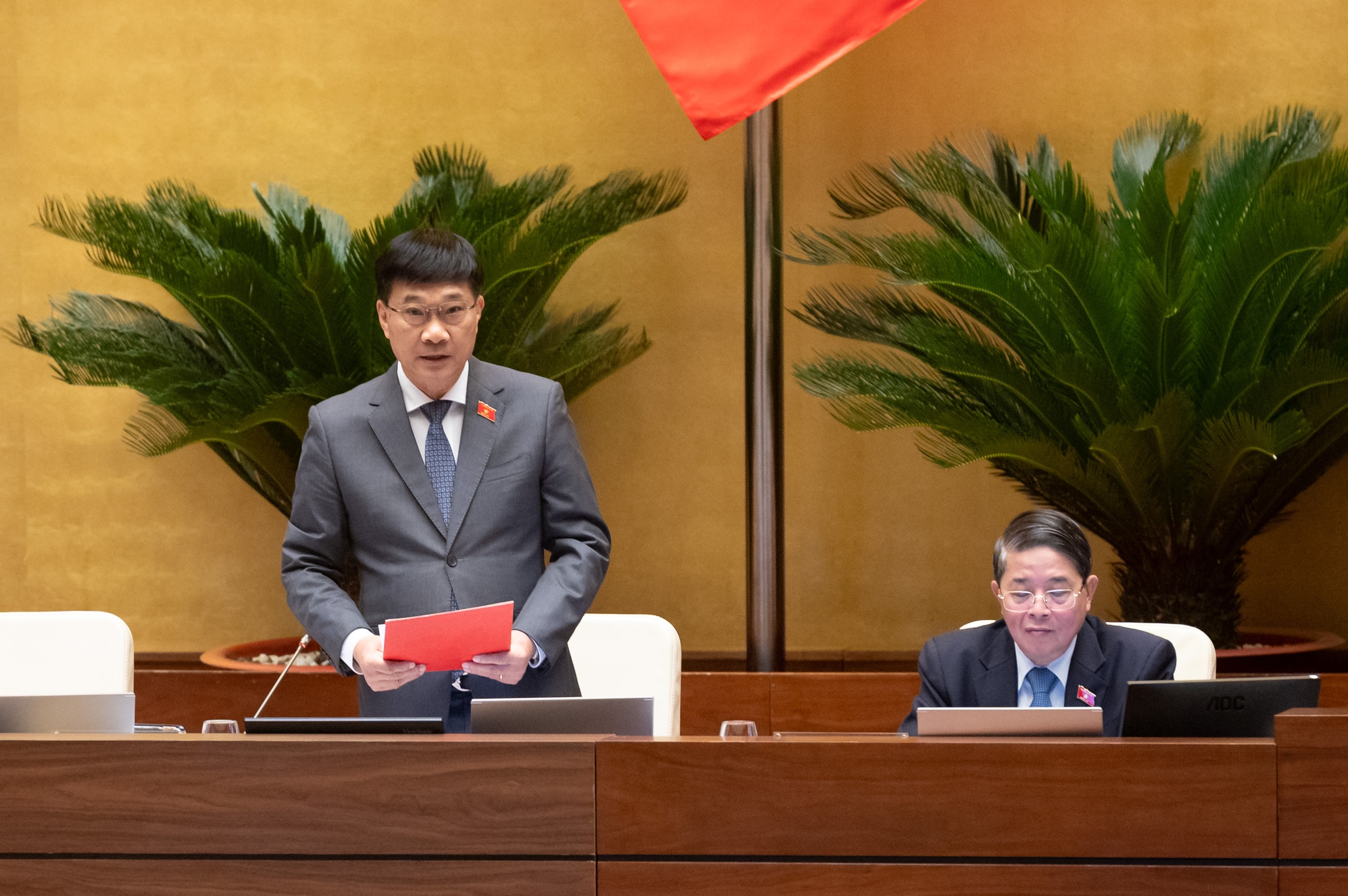 Phó Chủ tịch Quốc hội Vũ Hồng Thanh điều hành nội dung phiên thảo luận. Ảnh: Phạm Thắng