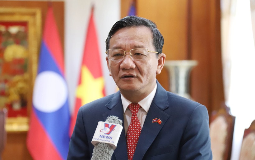 Đại sứ Việt Nam tại Lào Nguyễn Minh Tâm trả lời phỏng vấn. (Ảnh: Xuân Tú/TTXVN)