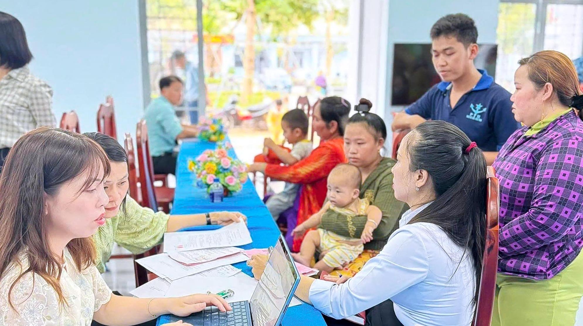 ប្រជាពលរដ្ឋមកធ្វើនីតិវិធីរដ្ឋបាលនៅឃុំភូលី។ រូបថត - Quang Huy