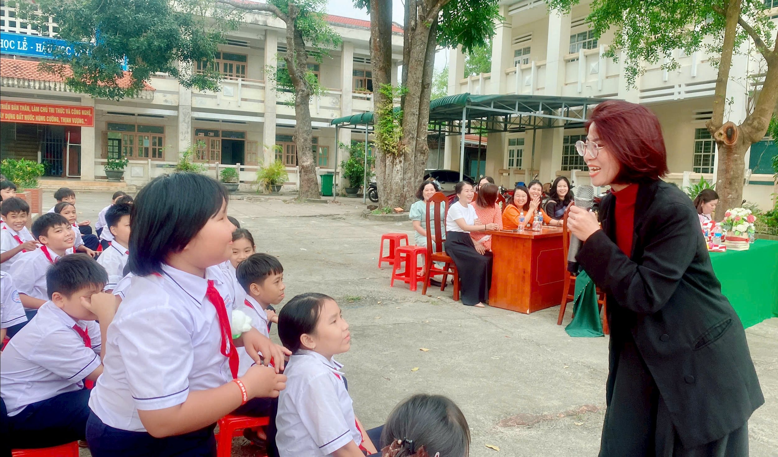 Tặng sách Lâm Đồng2