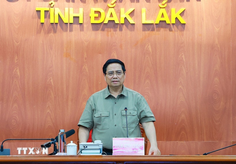 Thủ tướng Phạm Minh Chính làm việc với lãnh đạo các tỉnh: Đắk Lắk, Gia Lai, Khánh Hòa, Lâm Đồng để triển khai các biện pháp khắc phục hậu quả mưa lũ, ổn định đời sống nhân dân. (Ảnh: Dương Giang/TTXVN)