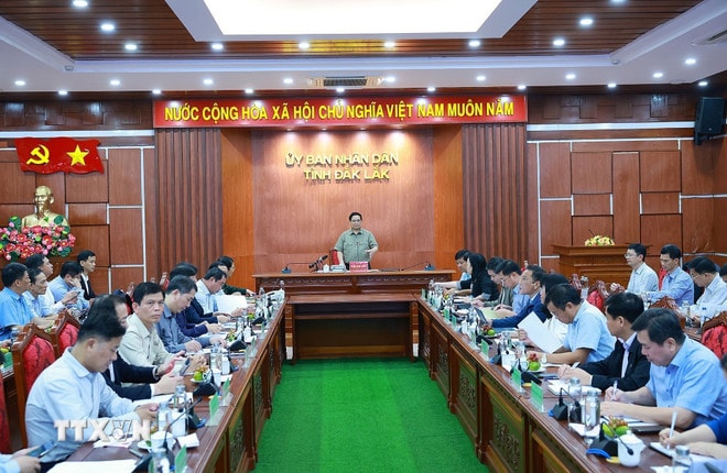 ttxvn-thu-tuong-pham-minh-chinh-lam-viec-voi-cac-dia-phuong-ve-trien-khai-cac-bien-phap-khac-phuc-hau-qua-mua-lu-8441148-3.jpg