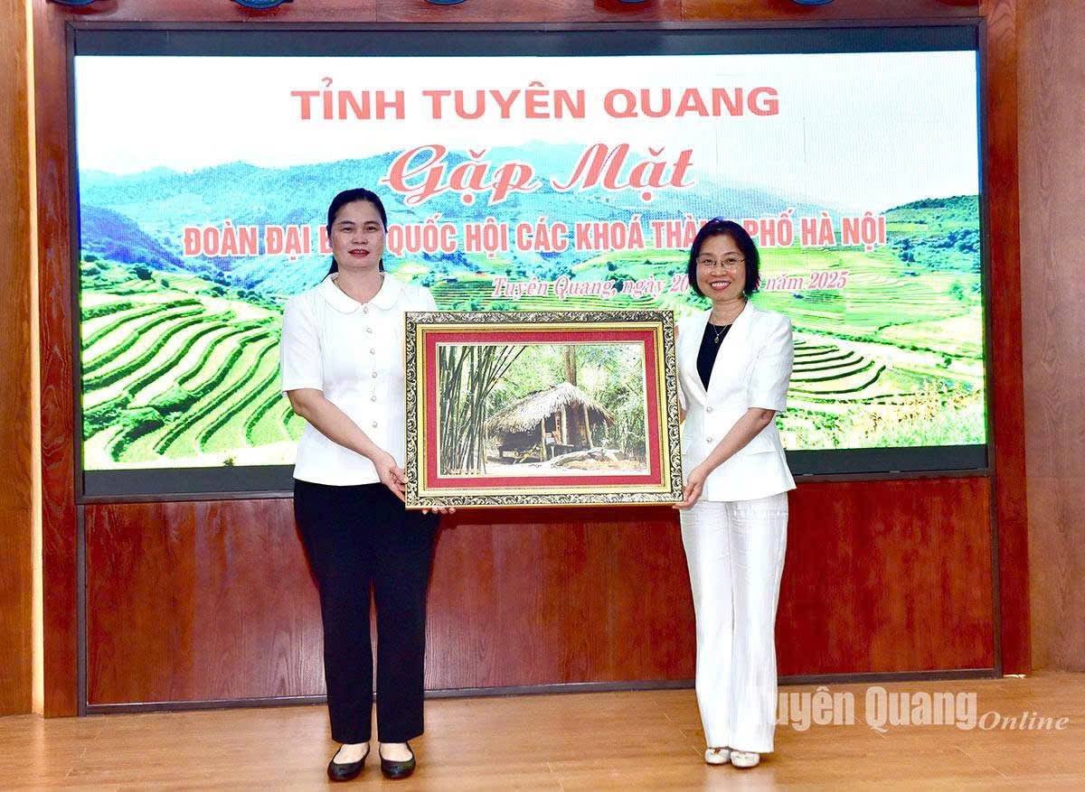 Đoàn ĐBQH tỉnh Tuyên Quang tặng quà lưu niệm Đoàn ĐBQH TP. Hà Nội. Ảnh: Báo Tuyên Quang
