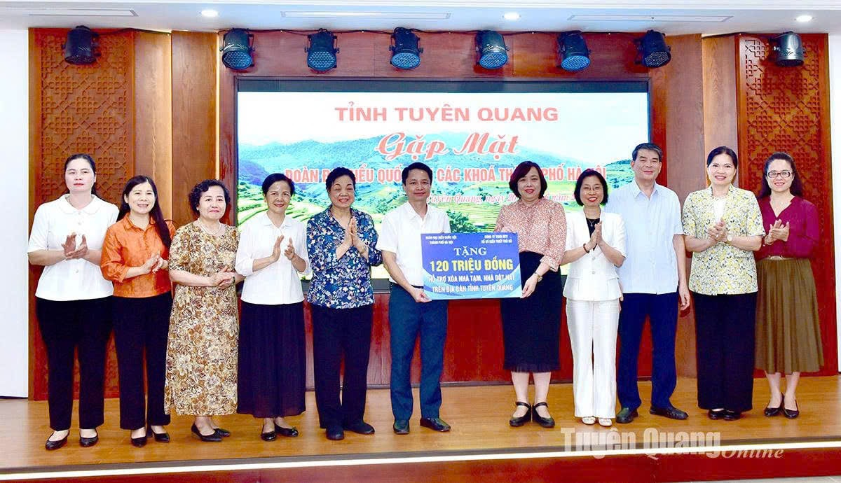 Đoàn ĐBQH TP. Hà Nội phối hợp cùng Công ty Xổ số kiến thiết Thủ đô trao 120 triệu đồng hỗ trợ Quỹ xóa nhà tạm, nhà dột nát của tỉnh Tuyên Quang. Ảnh: Báo Tuyên Quang