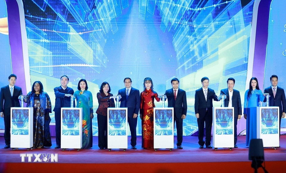 Prim-ministrul Pham Minh Chinh și delegații apasă butonul pentru a lansa Proiectul de sprijinire a femeilor în pornirea unei afaceri pentru perioada 2026-2035 (Proiectul 2415). (Foto: Duong Giang/VNA)