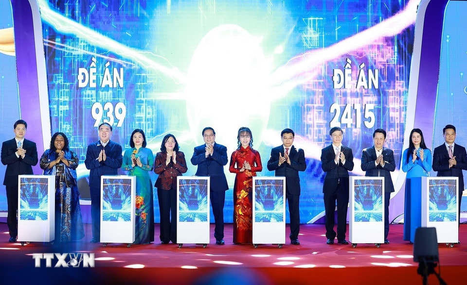 Prim-ministrul Pham Minh Chinh și delegații apasă butonul pentru a lansa Proiectul de sprijinire a femeilor în pornirea unei afaceri pentru perioada 2026-2035 (Proiectul 2415). (Foto: Duong Giang/VNA)