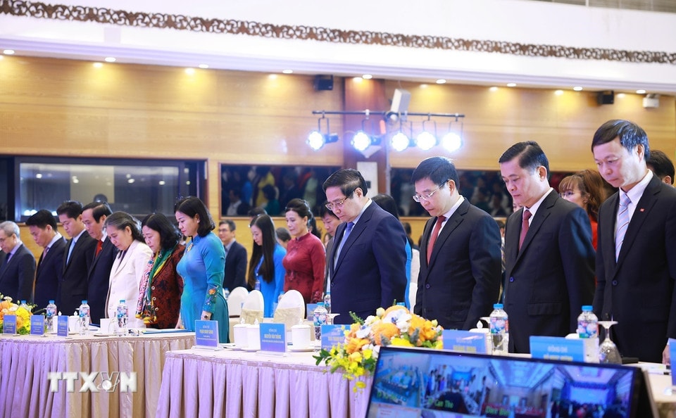 Prim-ministrul Pham Minh Chinh și delegații participă la conferință pentru a-i comemora pe compatrioții uciși de furtuni și inundații. (Foto: Duong Giang/VNA)