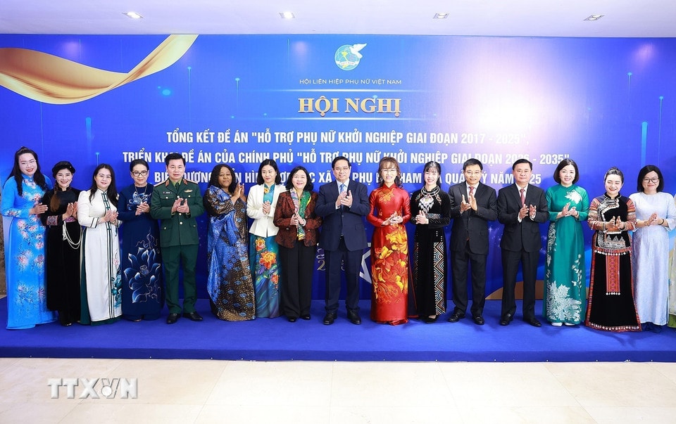 Prim-ministrul Pham Minh Chinh, alături de delegatele participante la conferință, a analizat proiectul de sprijinire a femeilor în înființarea de afaceri și a lăudat cooperativele tipice gestionate de femei până în 2025. (Foto: Duong Giang/VNA)