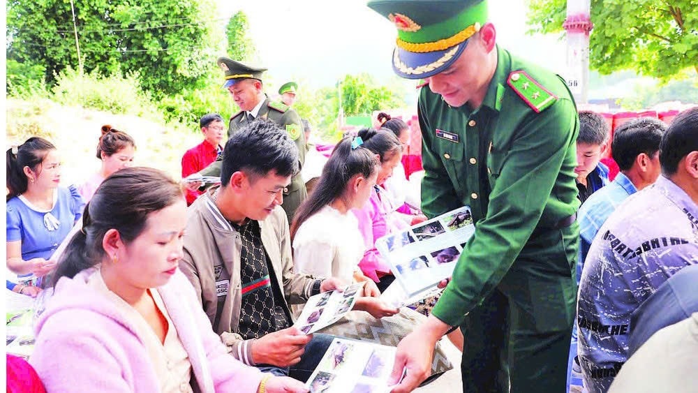 Bộ đội Biên phòng Điện Biên phát tờ rơi tuyên truyền pháp luật, phổ biến chính sách của Đảng, Nhà nước cho đồng bào dân tộc. (Ảnh: ĐVCC)