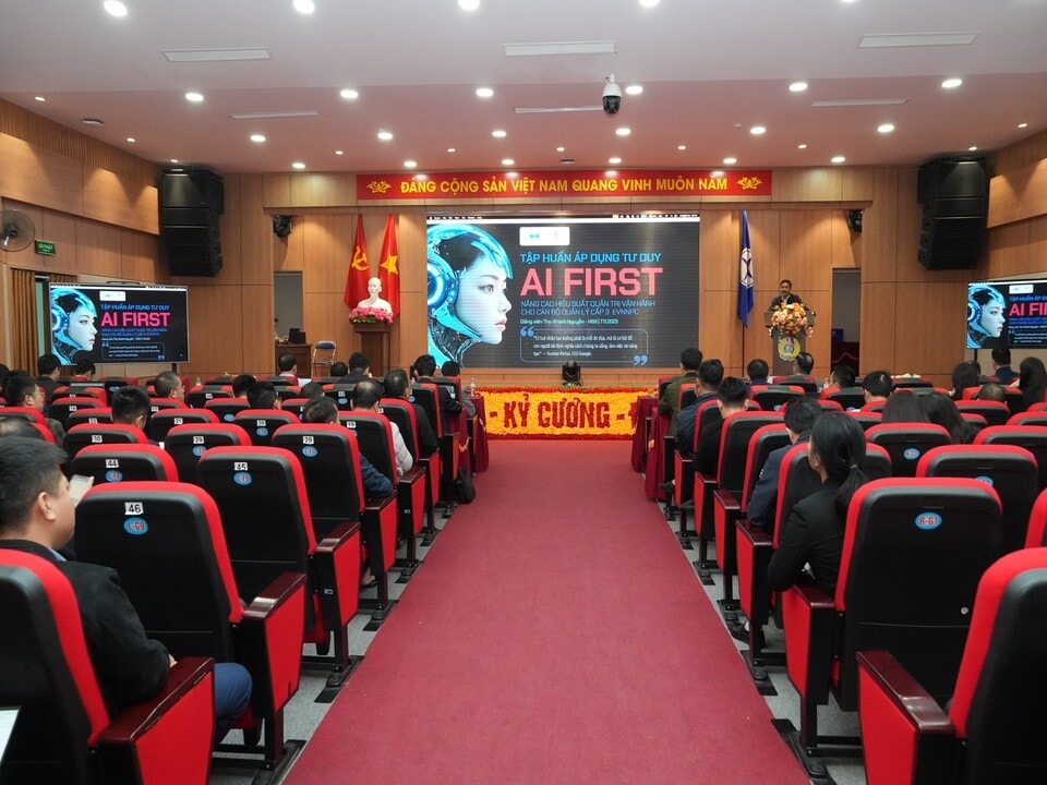 La Compañía Eléctrica 1 Ha Tinh organizó tres cursos de capacitación para dotar a su personal de conocimientos básicos sobre inteligencia artificial. Foto: NPC