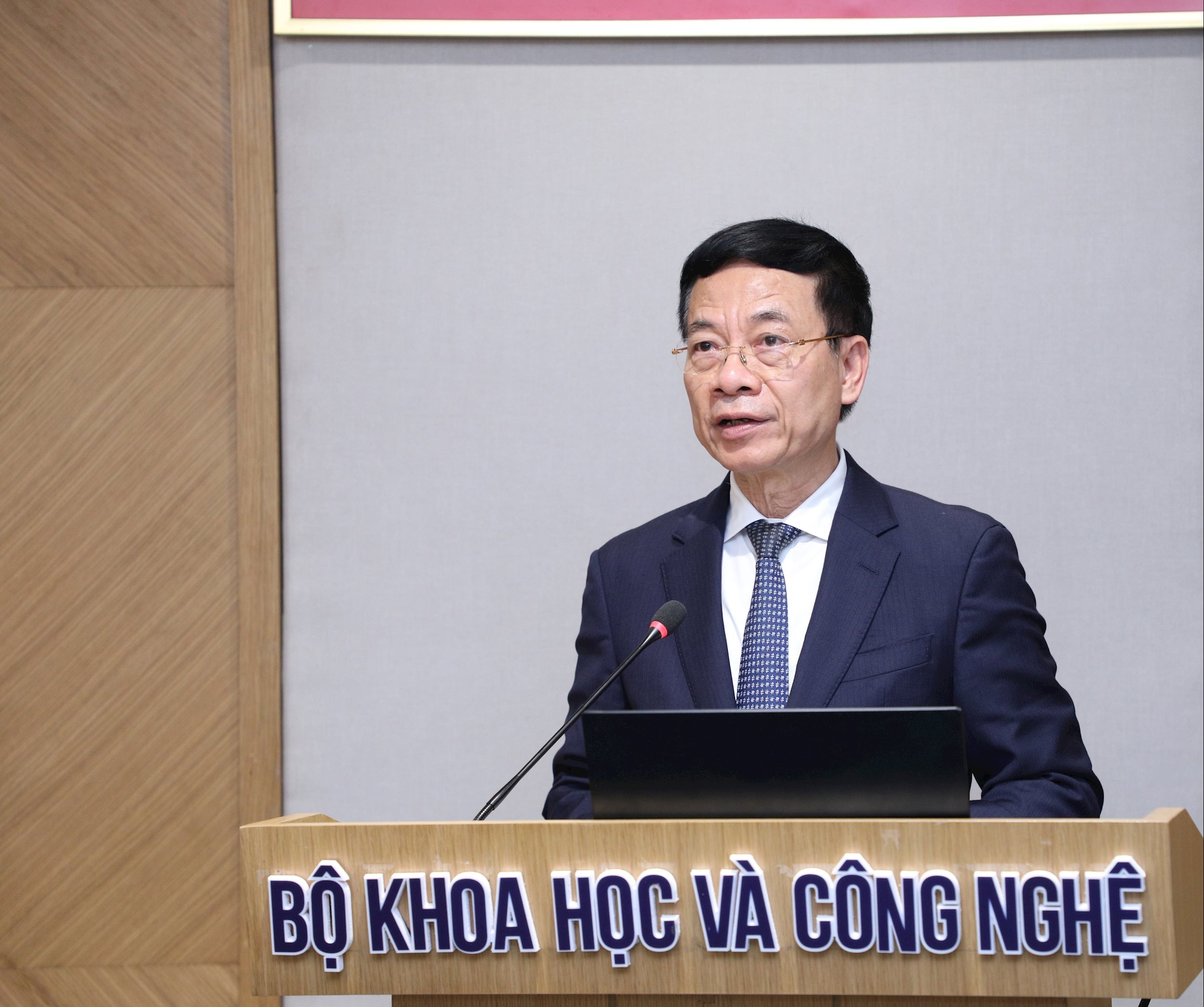 Bộ trưởng bộ Khoa học và Công nghệ Nguyễn Mạnh Hùng phát biểu khai mạc khóa học