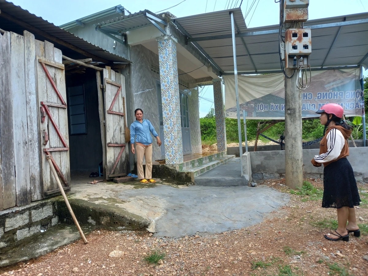 ບັນດາ​ເຮືອນ​ແຂງ​ໄດ້​ປ່ຽນ​ໃໝ່​ເຮືອນ​ຊົ່ວຄາວ, ​ເສື່ອມ​ໂຊມ​ຂອງ​ປະຊາຊົນ​ຢູ່​ເຂດ​ພູດ​ອຍ ​ແຄ໋ງຮ່ວາ. ທີ່ມາ: VOV