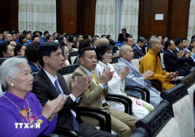 ttxvn-tong-bi-thu-to-lam-gap-go-can-bo-dai-su-quan-va-cong-dong-nguoi-viet-nam-tai-lao-0112-3.jpg