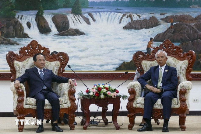 Đồng chí Khamphan Pheuiyavong, Bí thư Trung ương Đảng, Trưởng ban Tuyên huấn Trung ương Đảng Nhân dân Cách mạng Lào tiếp đồng chí Trịnh Văn Quyết, Bí thư Trung ương Đảng, Trưởng Ban Tuyên giáo và Dân vận Trung ương Đảng Cộng sản Việt Nam. (Ảnh: Xuân Tú/TTXVN) ttxvn-viet-nam-lao-tang-cuong-hop-tac-tuyen-truyen-ve-quan-he-dac-biet-giua-hai-nuoc2.jpg