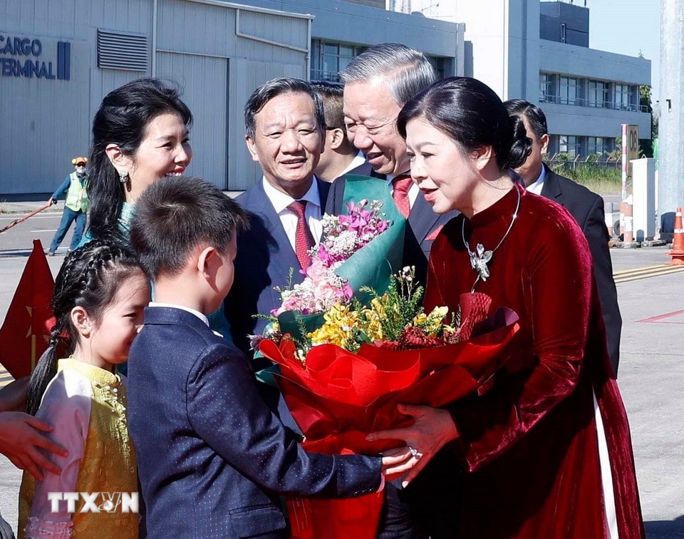 Lễ đón Tổng Bí thư Tô Lâm và Phu nhân tại sân bay quốc tế Wattay, thủ đô Vientiane. (Ảnh: Thống Nhất/TTXVN)